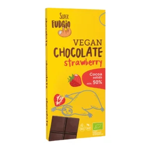 Ekologiczna wegańska czekolada truskawkowa; czekolada w prostokątnym, żółtym kartoniku z grafiką leniwca i truskawki, ze zdjęciem tabliczki czekolady, logo super fudgio