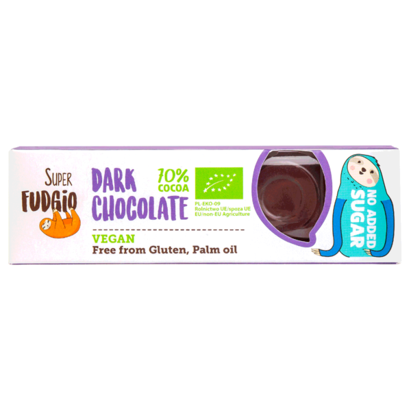 Baton z ciemnej czekolady bez dodatku cukru; prostokątny biały kartonik z logo Super fudgio, z grafika leniwca i okiennem foliowym przez które widać baton