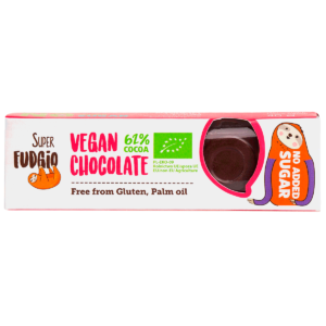 Baton z czekolady kokosowej bez dodatku cukru; prostokątny biały kartonik, logo super fudgio z grafika leniwca, przezroczyste okienko przez które wiec czekoladowy baton