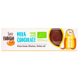 Baton z mlecznej czekolady bez dodatku cukru; podłużny prostokątny biały kartonik z logo super fudgio, grafika leniwca i okienkiem przez które widać czekoladowy baton