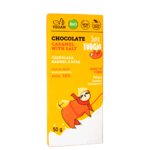 Ekologiczna wegańska czekolada karmel z solą super fudgio; prostokątny kartonik w żółtym kolorze, grafika leniwca, który wspina się po solnej górze, logo super fudgio