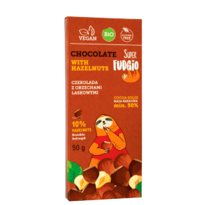 Ekologiczna wegańska czekolada z orzechami laskowymi super fudgio; prostokątny kartonik w kolorze brązowym, grafika leniwca, który siedzi między orzechami laskowymi, logo super fudgio