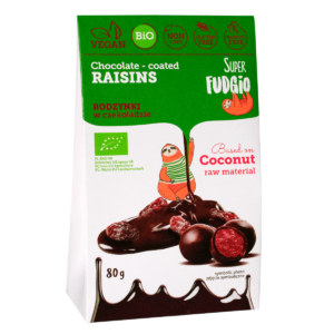 Ekologiczne rodzynki w czekoladzie wegańskiej superfudgio; biało zielony kartonik, grafika leniwca i rodzynek oblanych czekoladą, logo super fudgio