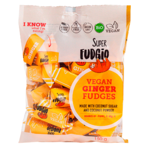 Ekologiczne krówki bezmleczne imbirowe Organic milk free ginger fudge superfudgio ; foliowe kremowe opakowane z krówkami w ciemnożółtym papierku, przezroczyste okienko przez które widać zawartość, logo super fudgio