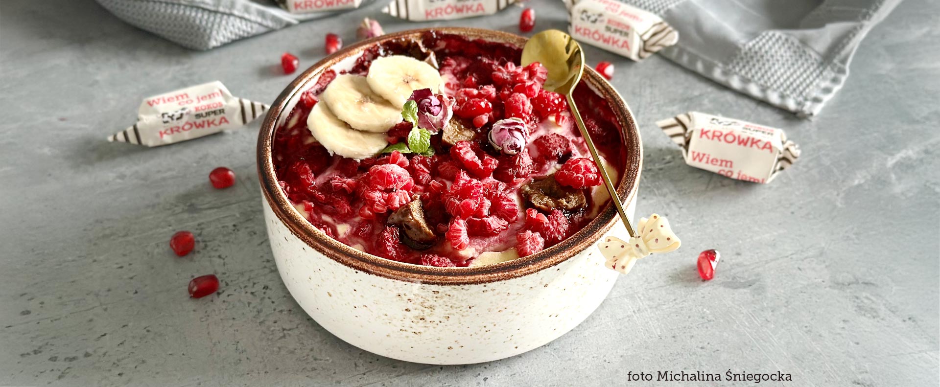 superfudgio-tofurnik-z-malinami-i-krowkami-w-jasnym-naczynku przepis na Tofurnik