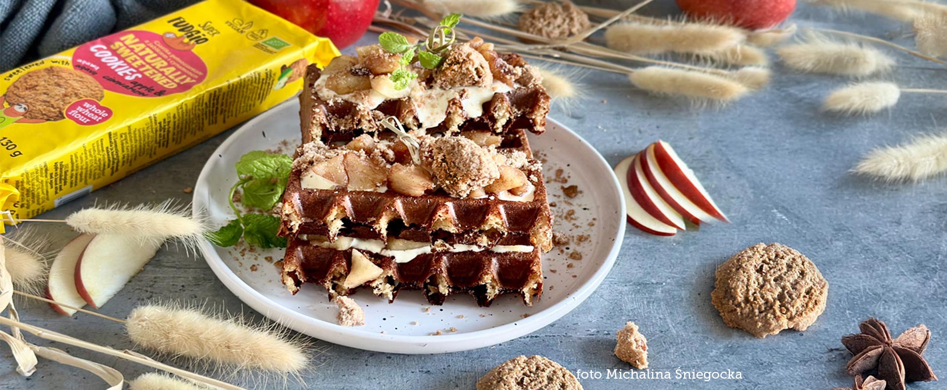 super fudgio wegańskie gofry z wanilią, jabłkiem i kruszonym ciastkiem