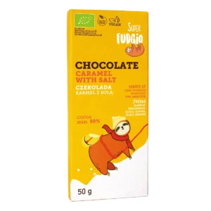 Ekologiczna wegańska czekolada karmel z solą super fudgio; prostokątny kartonik w żółtym kolorze, grafika leniwca, który wspina się po solnej górze, logo super fudgio