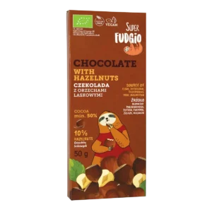 Ekologiczna wegańska czekolada z orzechami laskowymi super fudgio; prostokątny kartonik w kolorze brązowym, grafika leniwca, który siedzi między orzechami laskowymi, logo super fudgio