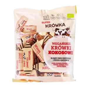 Ekologiczne wegańskie krówki bezmleczne kokosowe; foliowe kremowe opakowane z krówkami w papierku koloru kremowego, przezroczyste okienko przez które widać zawartość, logo super krówka.